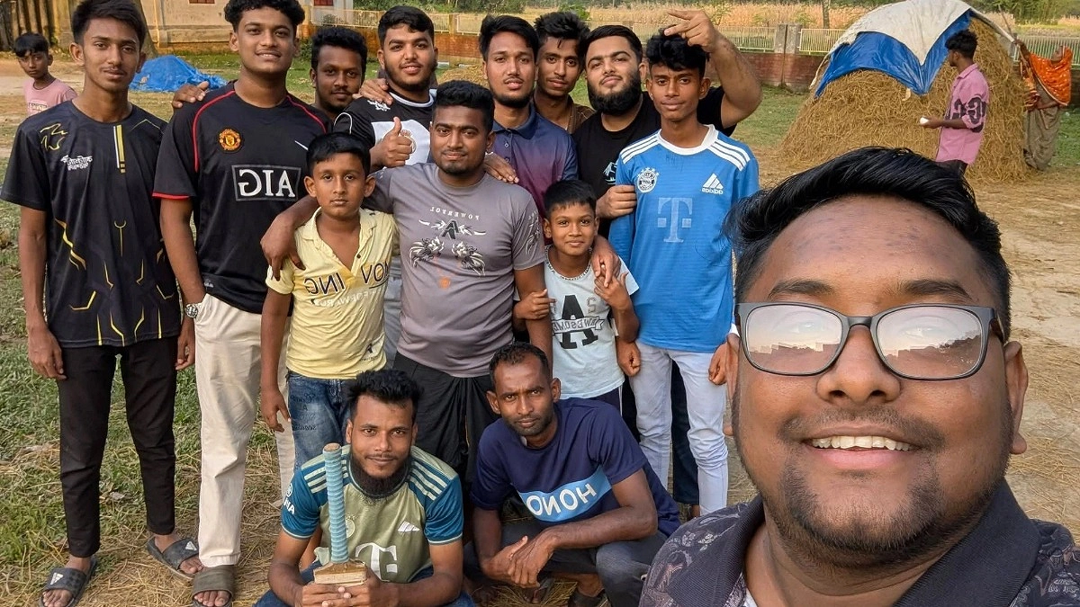 মাঠে বিবাহিত বনাম অবিবাহিতদের লড়াই, কলার পাতায় ভোজ