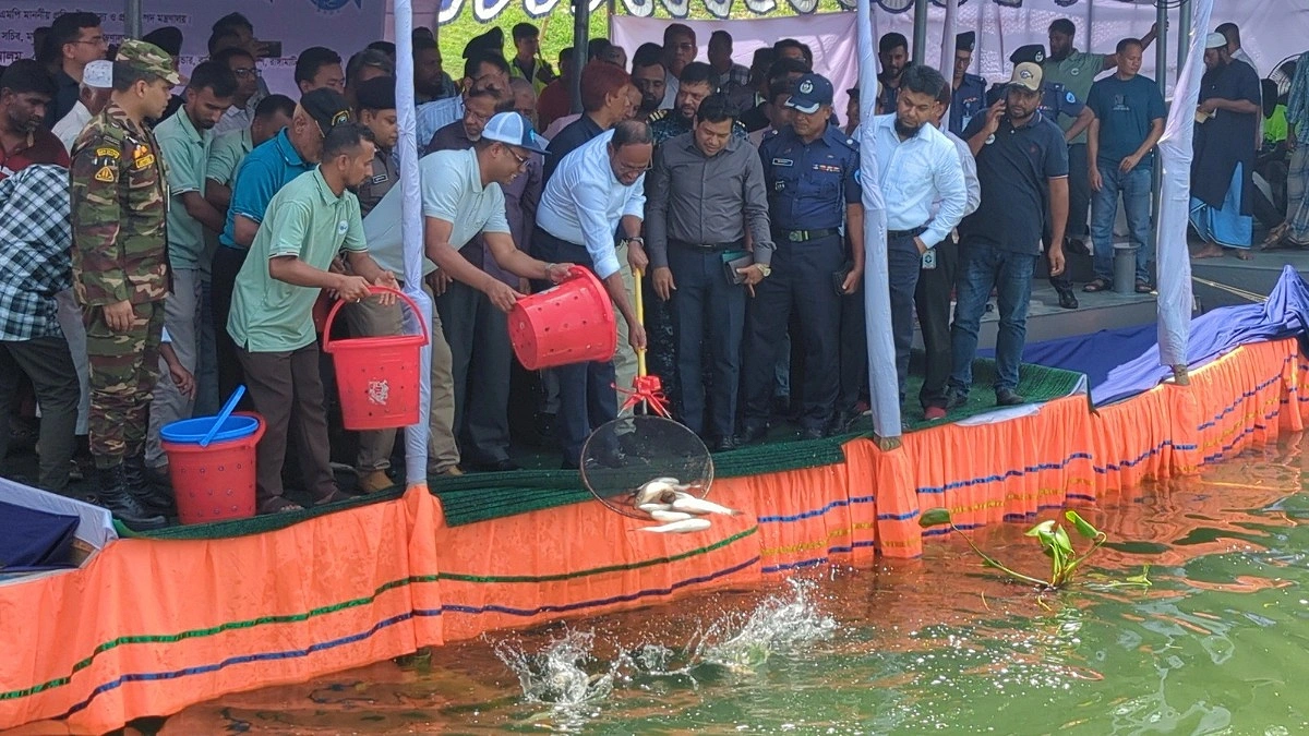 রাঙামাটির হ্রদে মাছের পোনা ছাড়লেন মৎস্য প্রতিমন্ত্রী টুকু