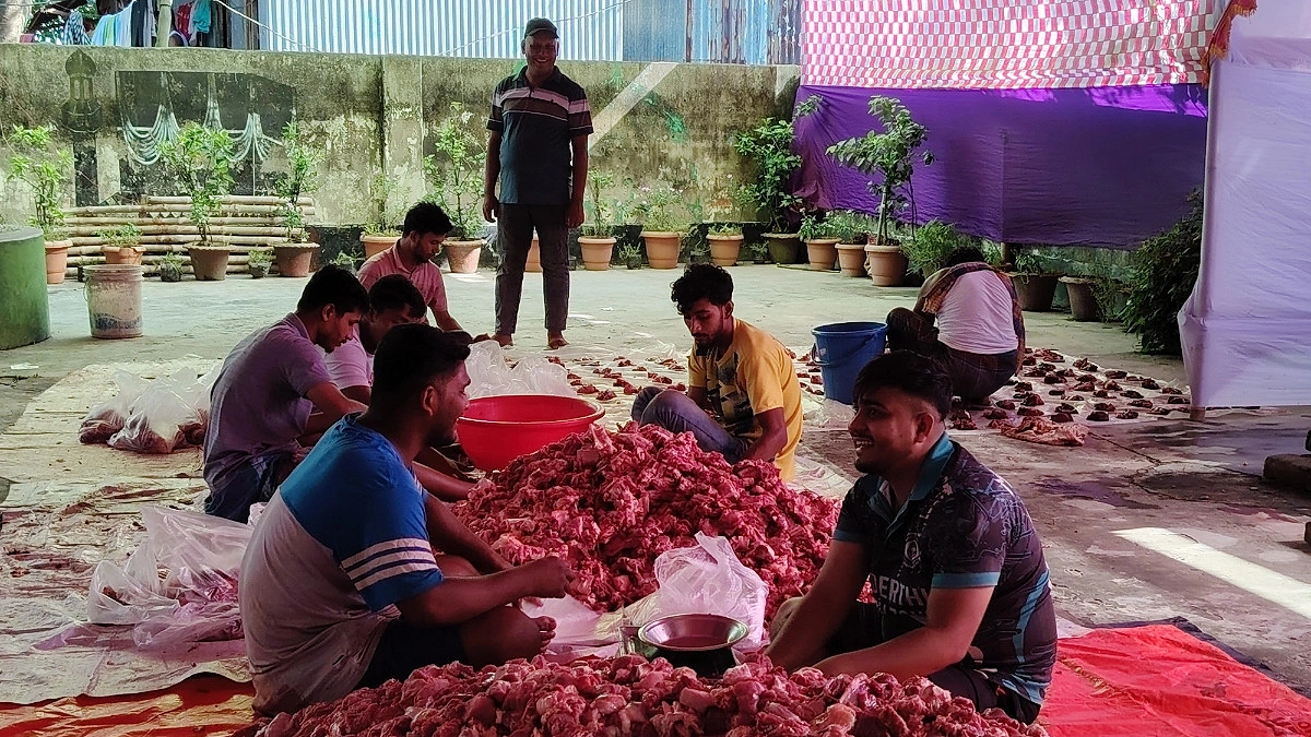 কালীগঞ্জে ঈদের মাংস পৌঁছে যায় প্রতিটি ঘরে