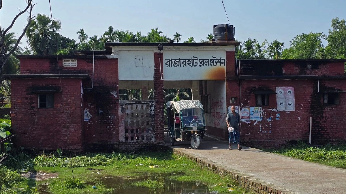 দুর্গন্ধে স্টেশনে দাঁড়ানোই যেন শাস্তি