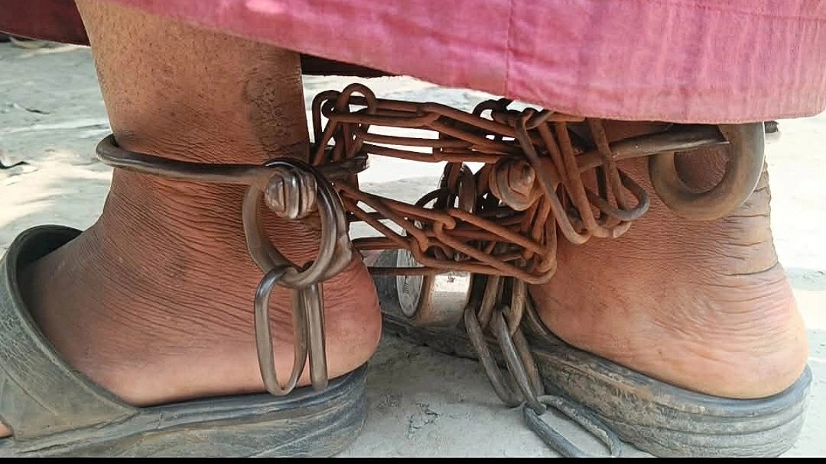 ১৫ বছর ধরে মিতুর পায়ে ডান্ডাবেড়ি