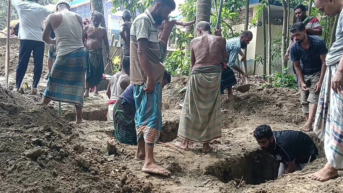 এক বাড়িতে চার লাশ, কান্নায় ভারী মাদারীপুরের বালিয়া গ্রাম