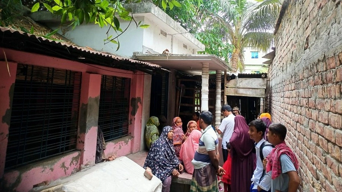 স্ত্রীকে গলা কেটে হত্যা, স্বামী পলাতক