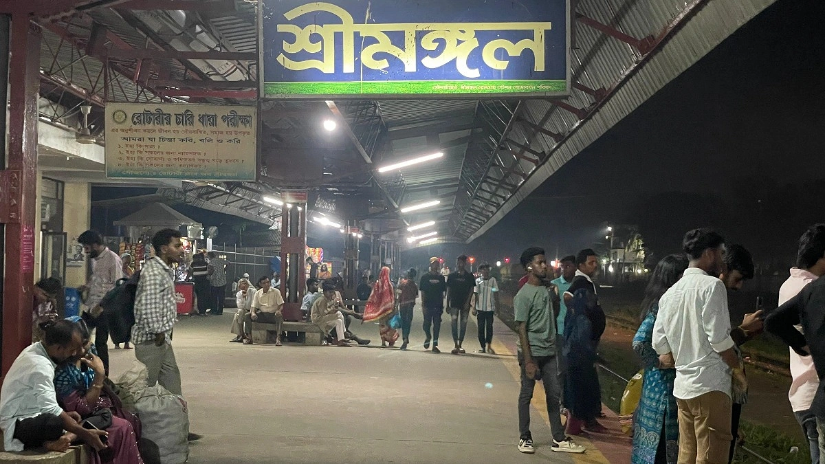চার ঘণ্টাতেও মেলেনি ট্রেনের দেখা, দুর্ভোগে যাত্রীরা