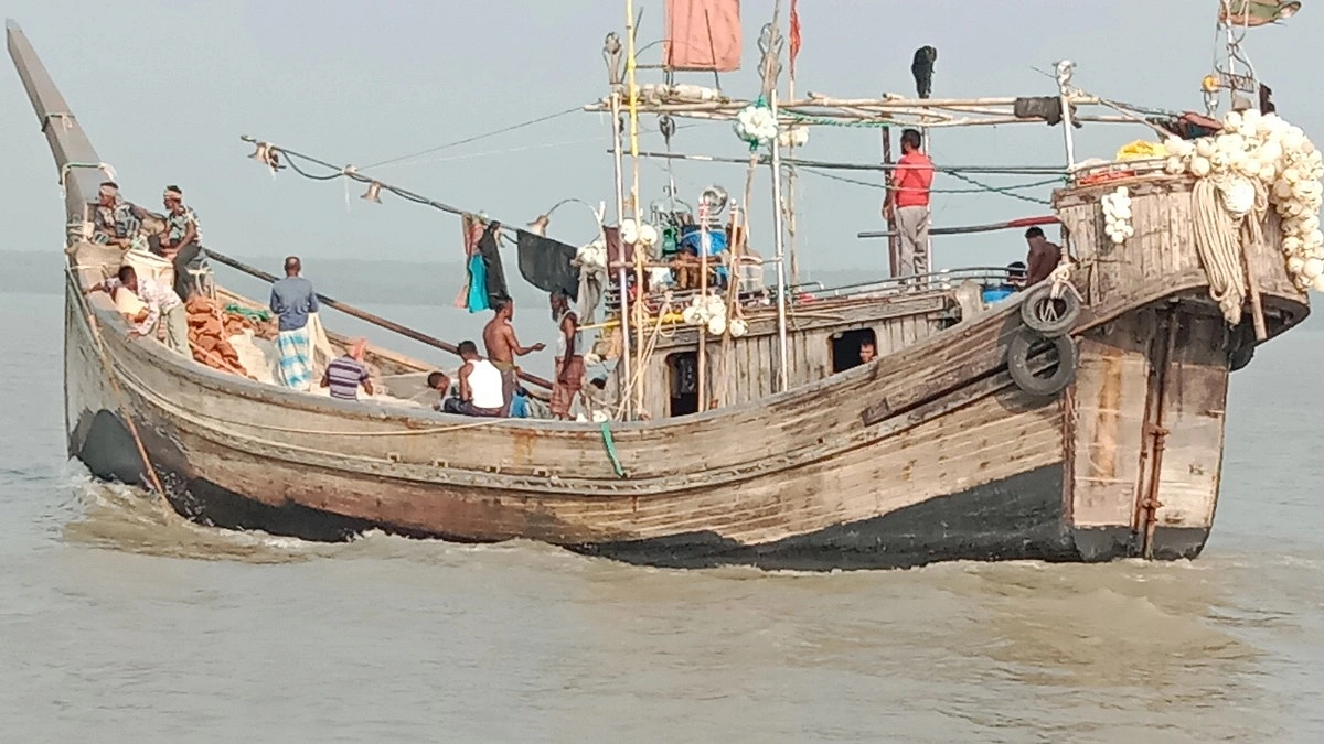গভীর সাগরে ট্রলার আটকে ১২ জেলে অপহরণের অভিযোগ