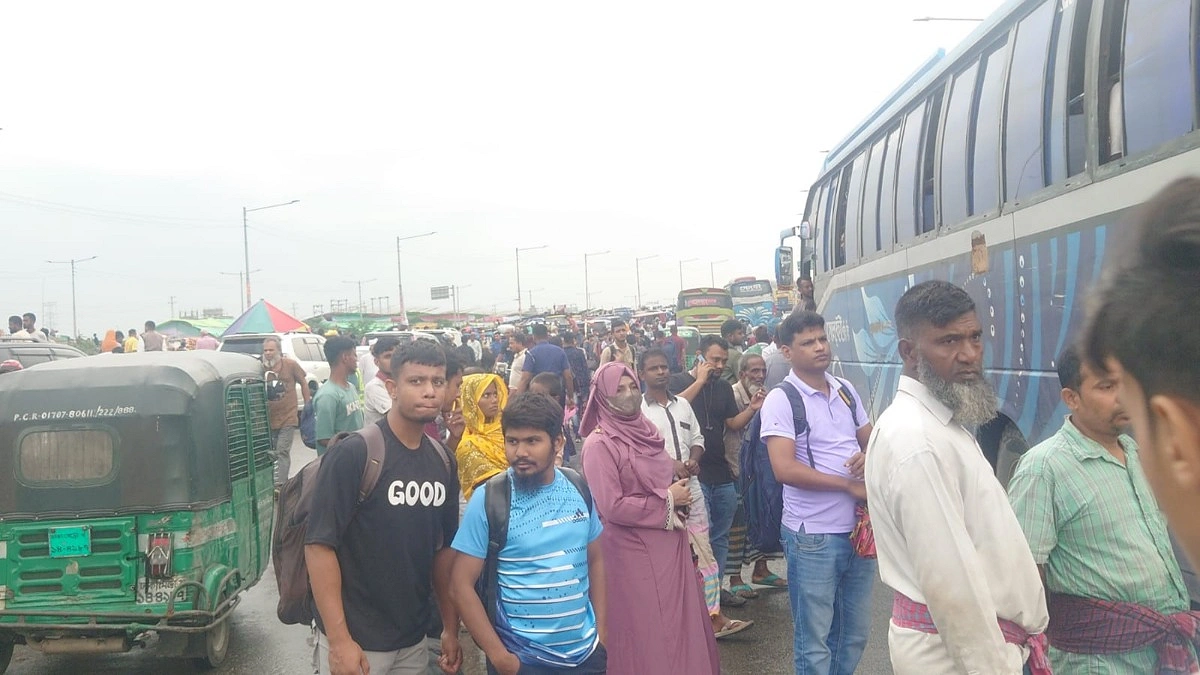 বাসে সিট নেই, তবু বাড়ি ফিরতেই হবে