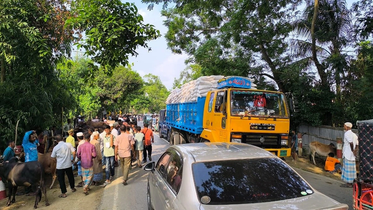সরকারি নির্দেশনা না মেনে মহাসড়কে পশুর হাট, ভোগান্তি চরমে