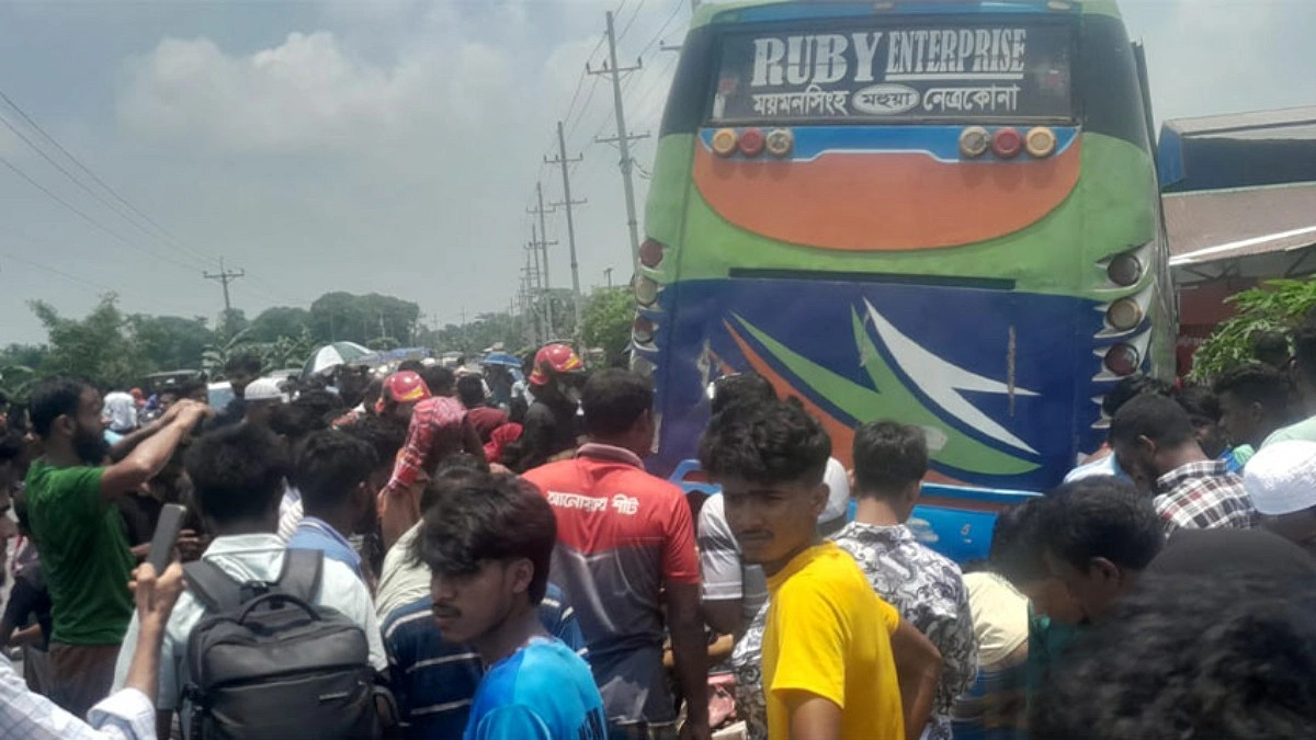 নেত্রকোনায় বাসচাপায় মা ও দুই মেয়ের মৃত্যু