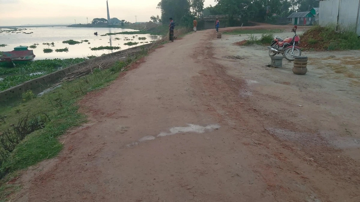 ৪০০ ফুট কাঁচা সড়কে ভোগান্তি ৪০ হাজার মানুষের
