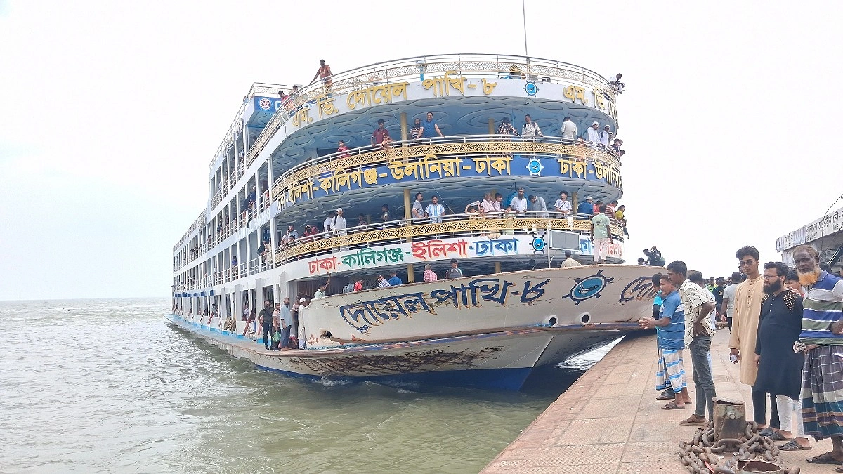 ভোলার লঞ্চঘাটে ঈদে ঘরমুখো মানুষের ঢল, অতিরিক্ত যাত্রী ও ভাড়া নিয়ে অভিযোগ