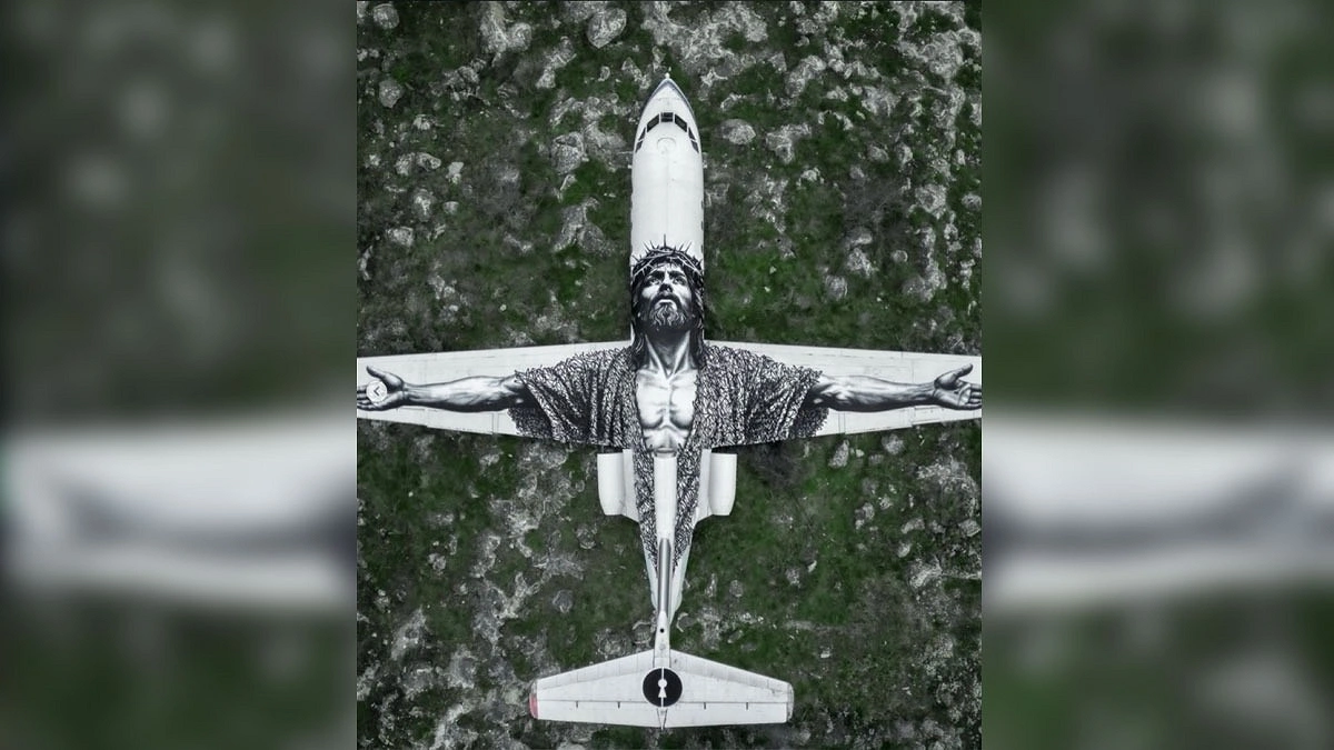 যিশু খ্রিস্টের প্রতিমূর্তিতে রূপান্তরিত পরিত্যক্ত বিমান, দেখতে হয় আকাশ থেকে