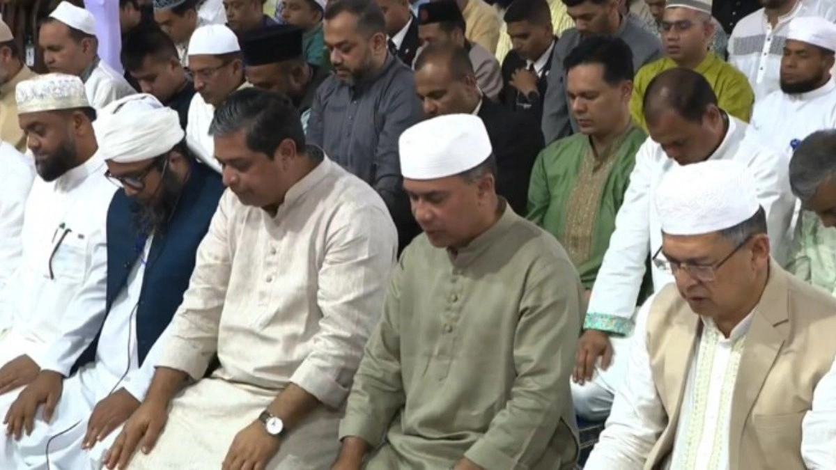 প্রধান জামাতে নামাজ আদায় করলেন রাষ্ট্রপতি ও প্রধানমন্ত্রী