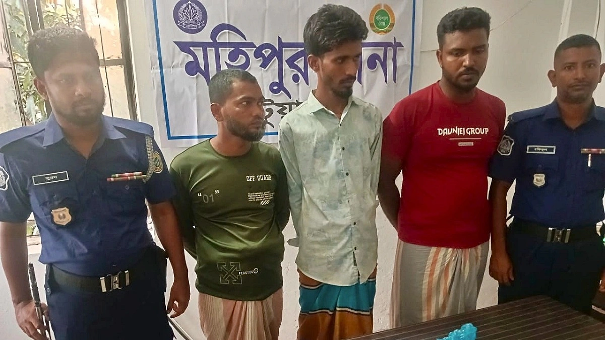 মহিপুরে ৬০ পিস ইয়াবাসহ তিন মাদক কারবারি আটক