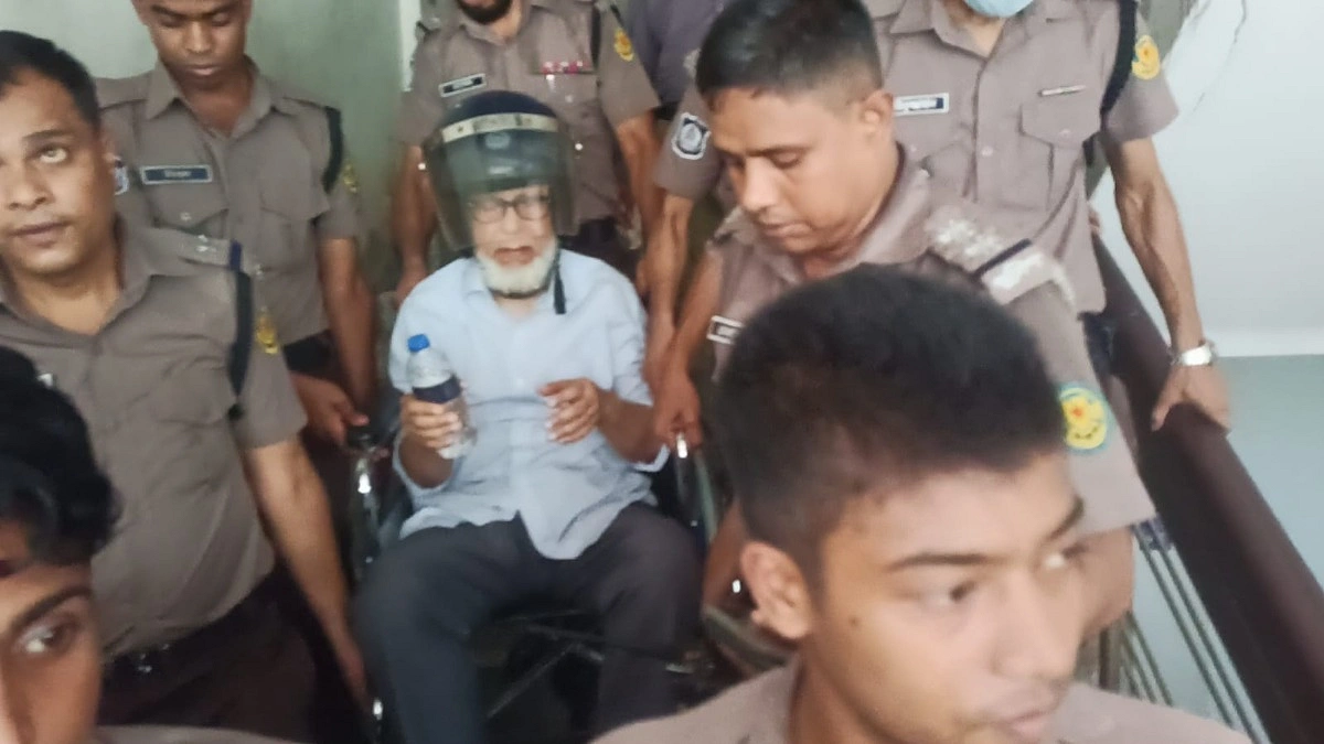 মামলার ফাইল দিয়ে খায়রুল হককে বাতাস করলেন আইনজীবীরা