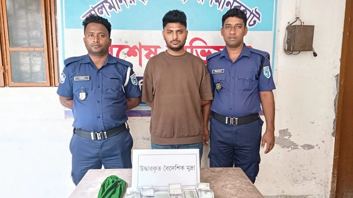 লালমনিরহাটে বিশেষ অভিযানে দেড় লাখ ডলার জব্দ