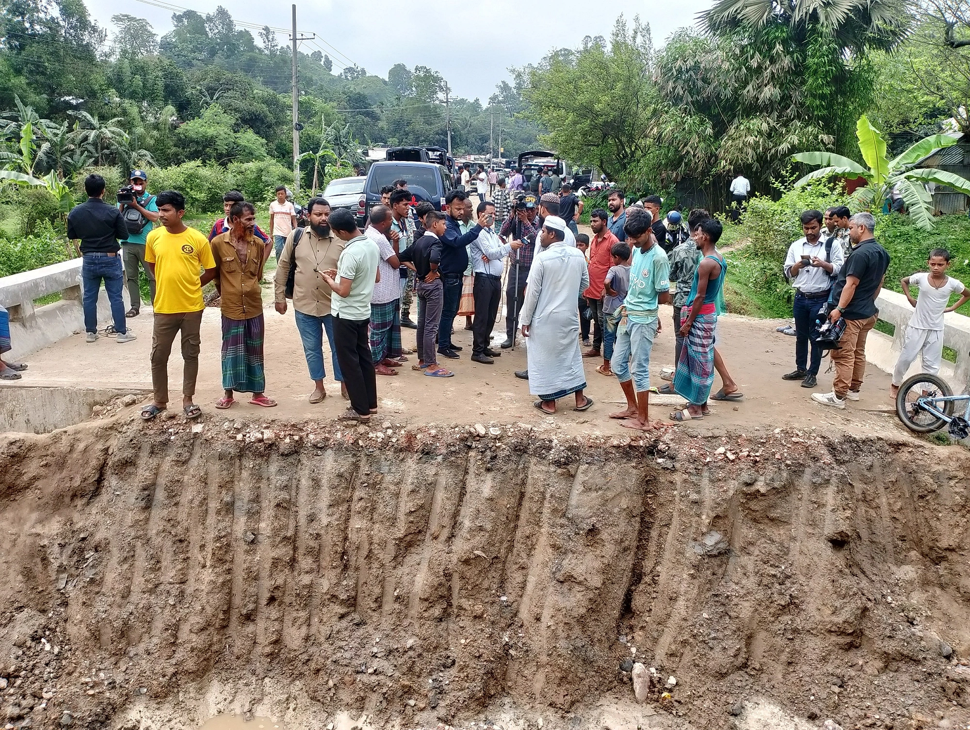 এক্সকাভেটর ব্যবহার করে কেটে ফেলা হয় প্রবেশপথ। ছবি: সংগৃহীত