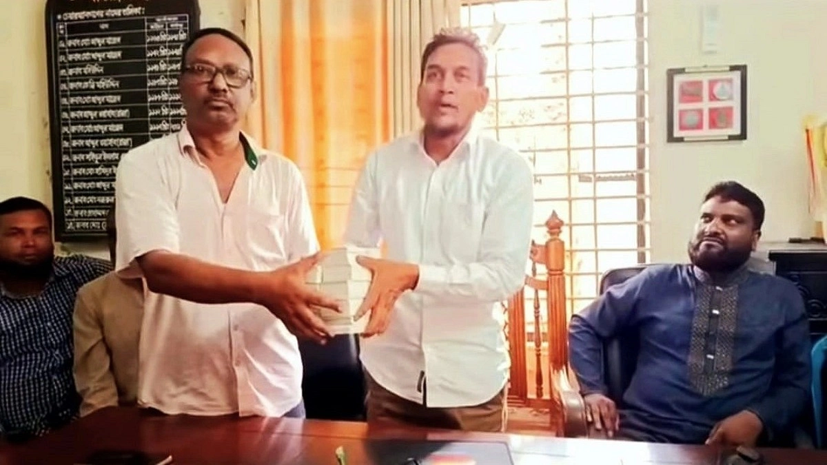বিএনপি নেতাকে ভিজিএফের কার্ড তুলে দিলেন ইউপি চেয়ারম্যান