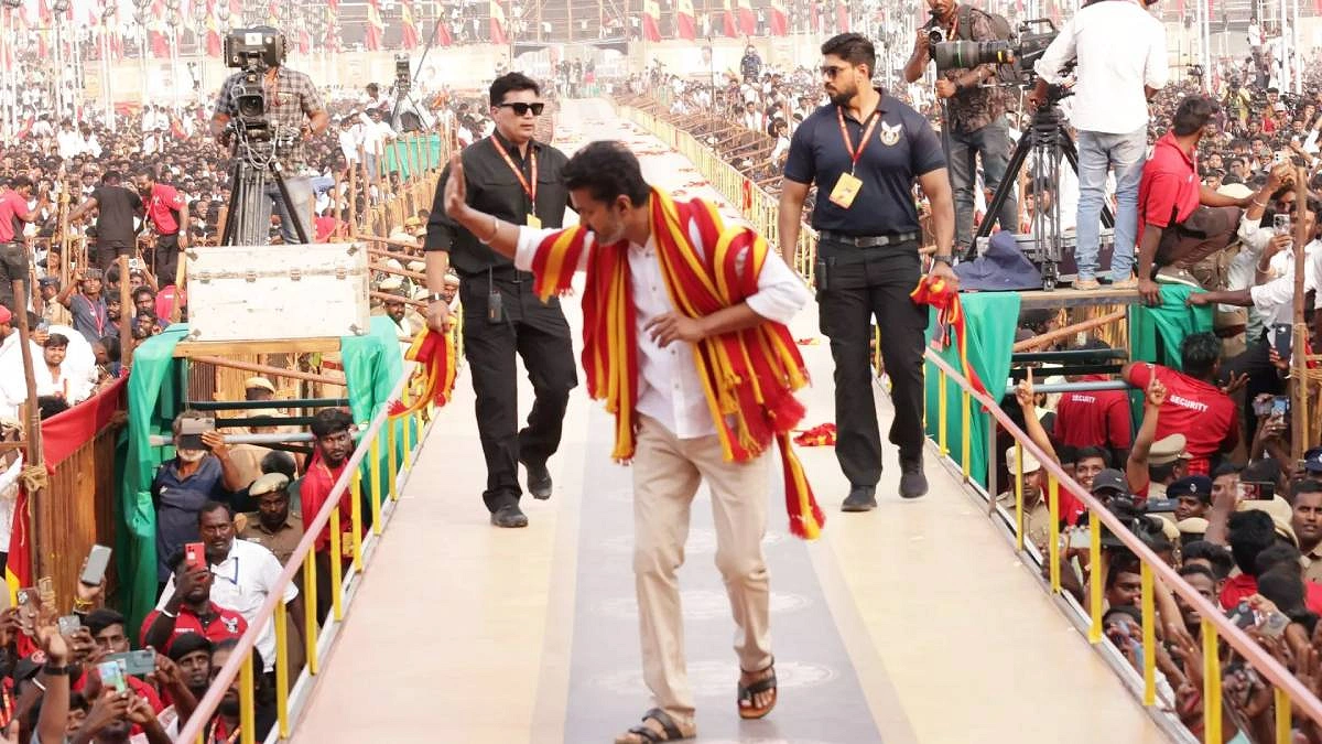 একদিকে সংখ্যাগরিষ্ঠতার অভাব, অন্যদিকে রাজনৈতিক মিত্রদের পিছুটান– সব মিলিয়ে এক গোলকধাঁধায় পড়েছিলেন অভিনেতা থেকে রাজনীতিক হওয়া জোসেফ বিজয় চন্দ্রশেখর।