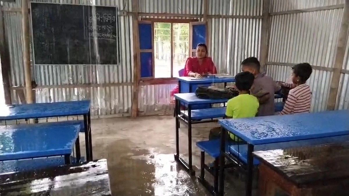 চাল চুইয়ে পানি পড়ে শ্রেণিকক্ষে, জরাজীর্ণ ভবনে ঝুঁকি