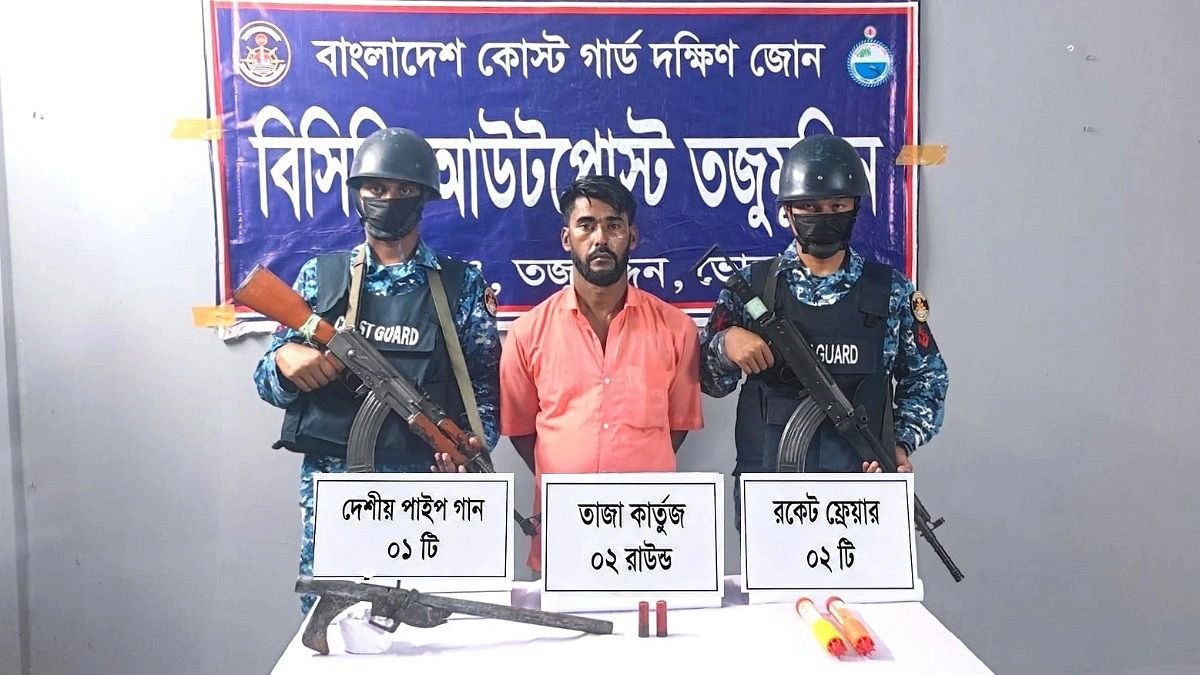 ভোলায় অস্ত্র ও রকেট ফ্লেয়ারসহ ডাকাত আটক