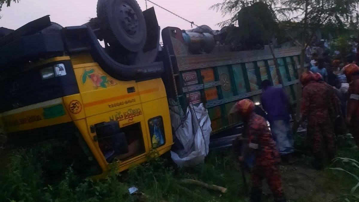 ঢাকা-টাঙ্গাইল মহাসড়কে ট্রাক উল্টে নিহত ১৫
