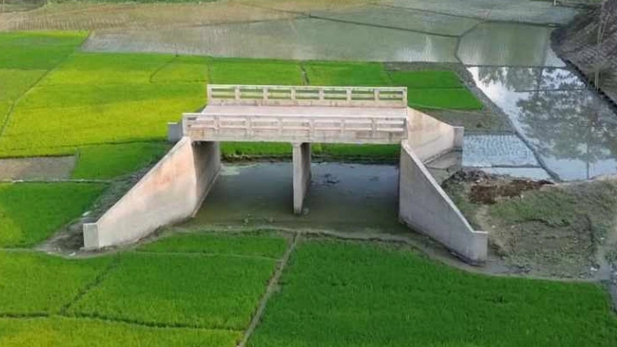 খালের মাঝে ৩৭ লাখ টাকার সেতু, নেই সংযোগ সড়ক