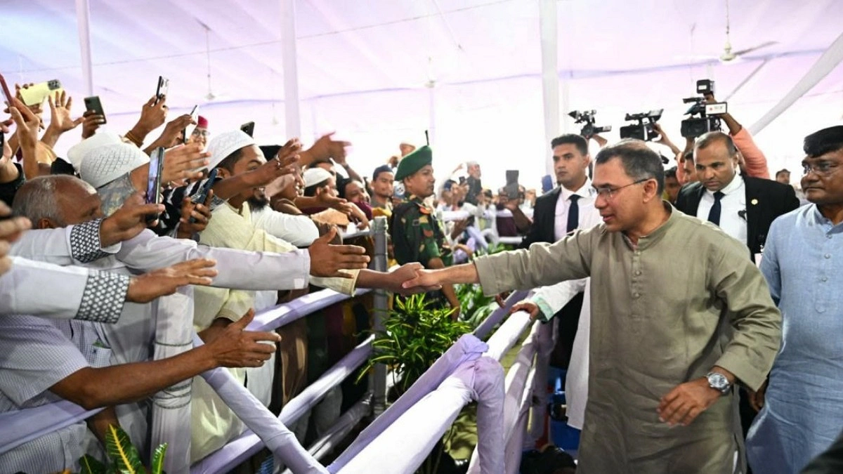 জাতীয় ঈদগাহে মুসল্লিদের সঙ্গে প্রধানমন্ত্রীর ঈদ শুভেচ্ছা বিনিময়