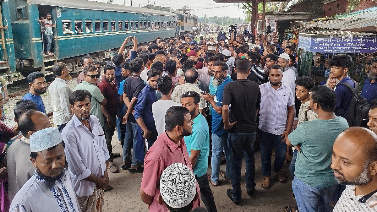 আন্তঃনগর ট্রেনের যাত্রাবিরতির দাবিতে কুমারখালীতে বিক্ষোভ, আশ্বাসে স্থগিত কর্মসূচি