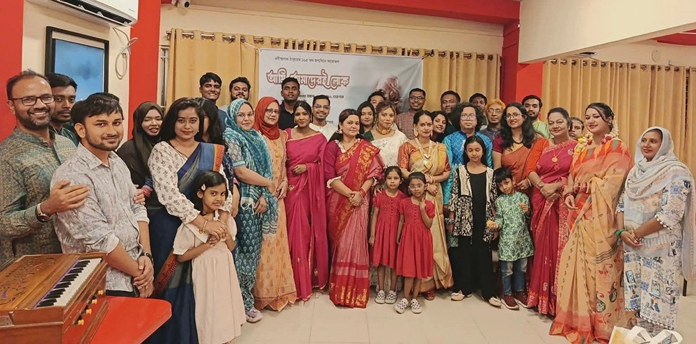 ‘আমি তোমাদেরই লোক’ অনুষ্ঠানে বহুমাত্রিক ফাউন্ডেশনের সদস্য ও অতিথিরা (ছবি: বহুমাত্রিক ফাউন্ডেশন)