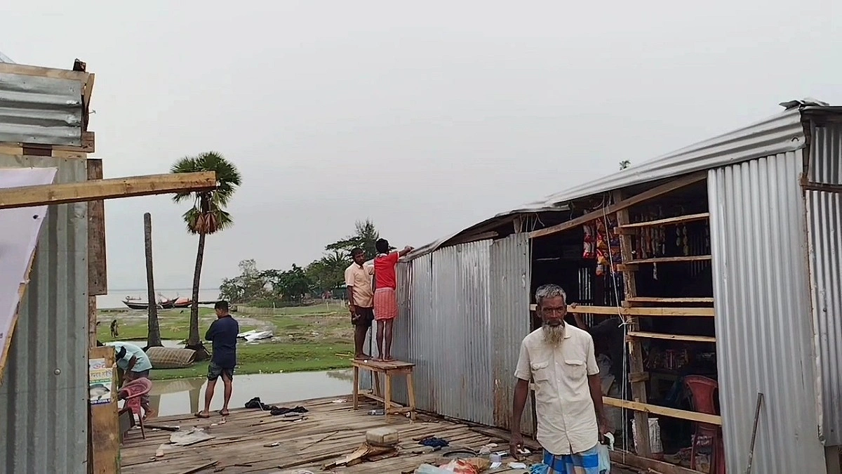 বজ্রপাতে প্রাণ গেল জেলের, ঝড়ে ব্যবসায়ীদের নিরানন্দ ঈদ