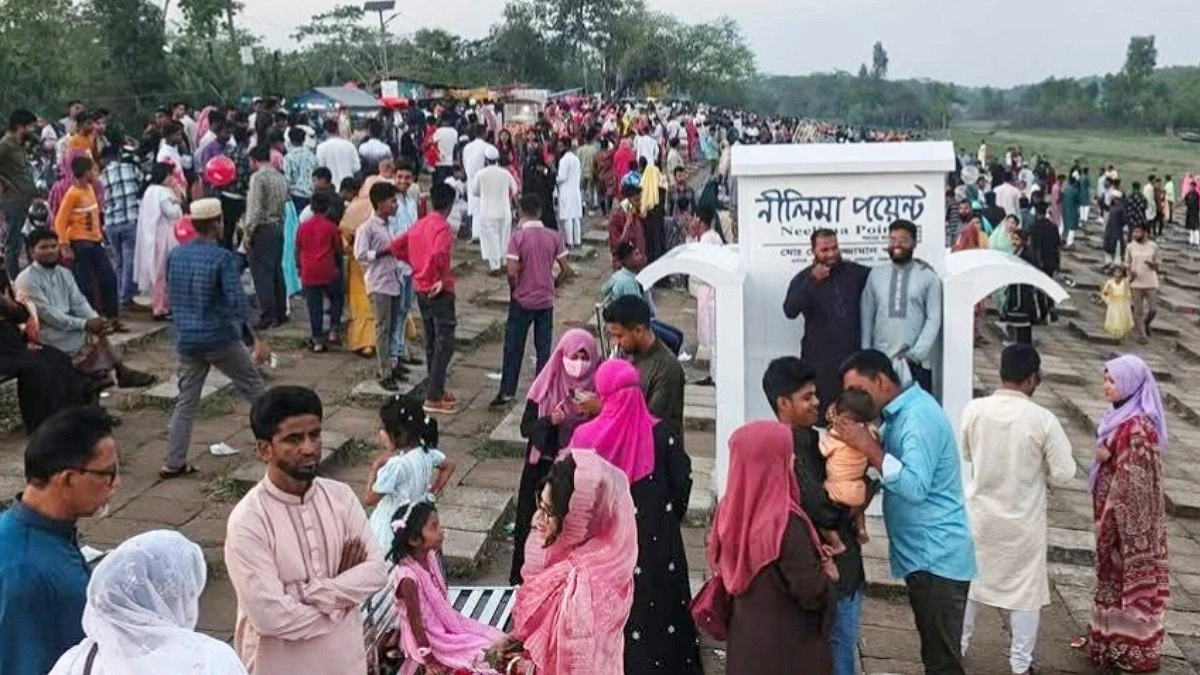 ঈদের ছুটিতে পাথরঘাটার নীলিমা পয়েন্টে পর্যটকদের ভিড়