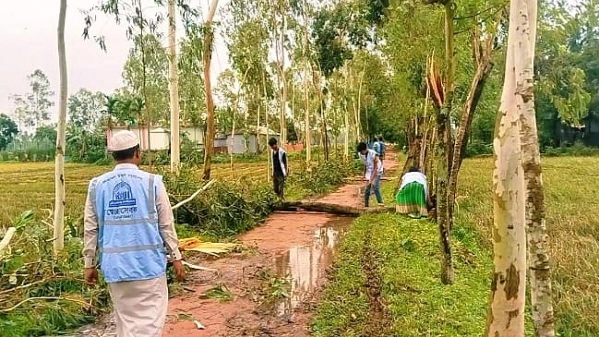 টর্নেডোর আঘাতে বৃদ্ধার মৃত্যু, ক্ষতিগ্রস্ত বহু ঘরবাড়ি