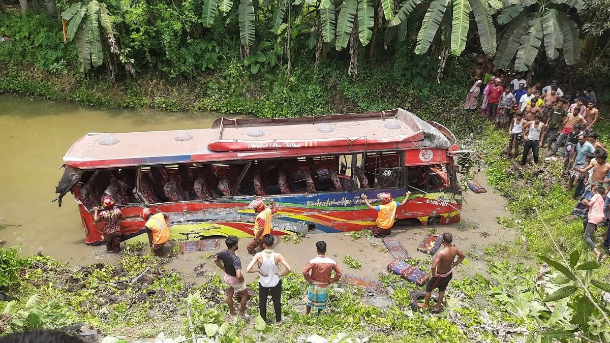 ট্রাকের ধাক্কায় বাস পড়ল পুকুরে, নিহত ৪