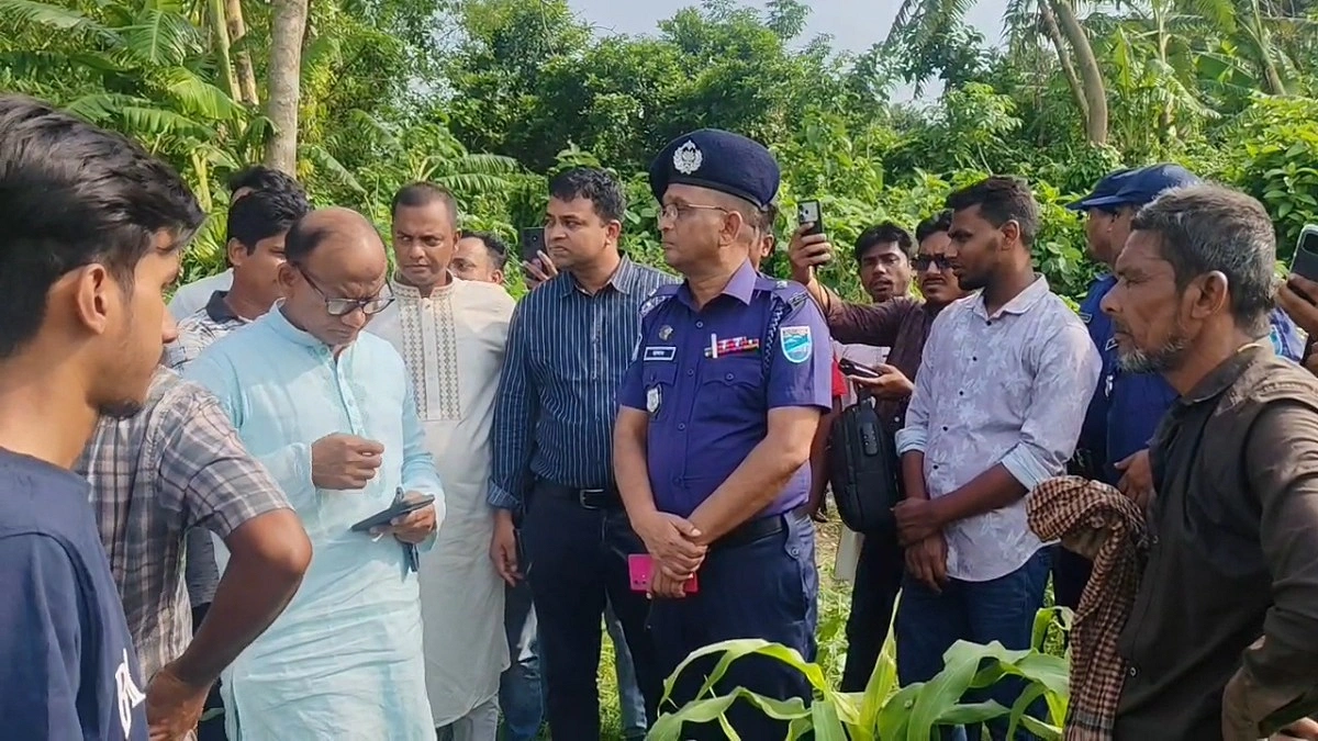 কবরস্থানে ককটেল বিস্ফোরণ, সিসিটিভি-পুলিশ ফাঁড়ি স্থাপনের ঘোষণা এমপির