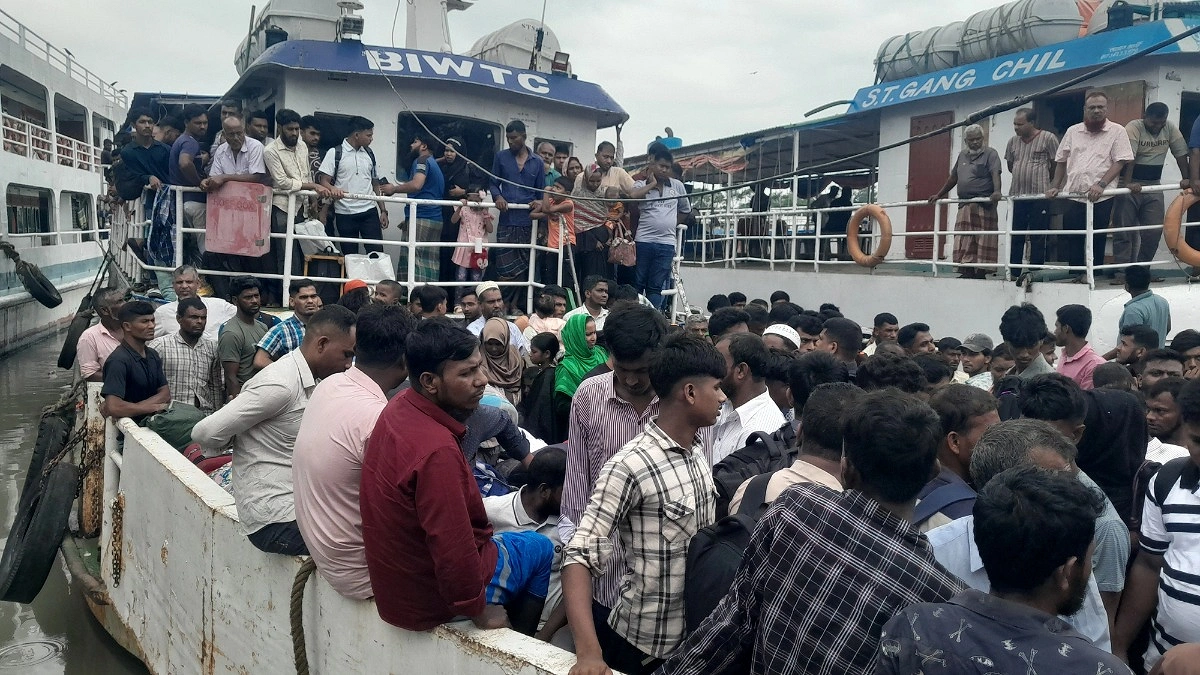 বরিশালগামী লঞ্চ সংকট, চরম দুর্ভোগে ঘরমুখো মানুষ