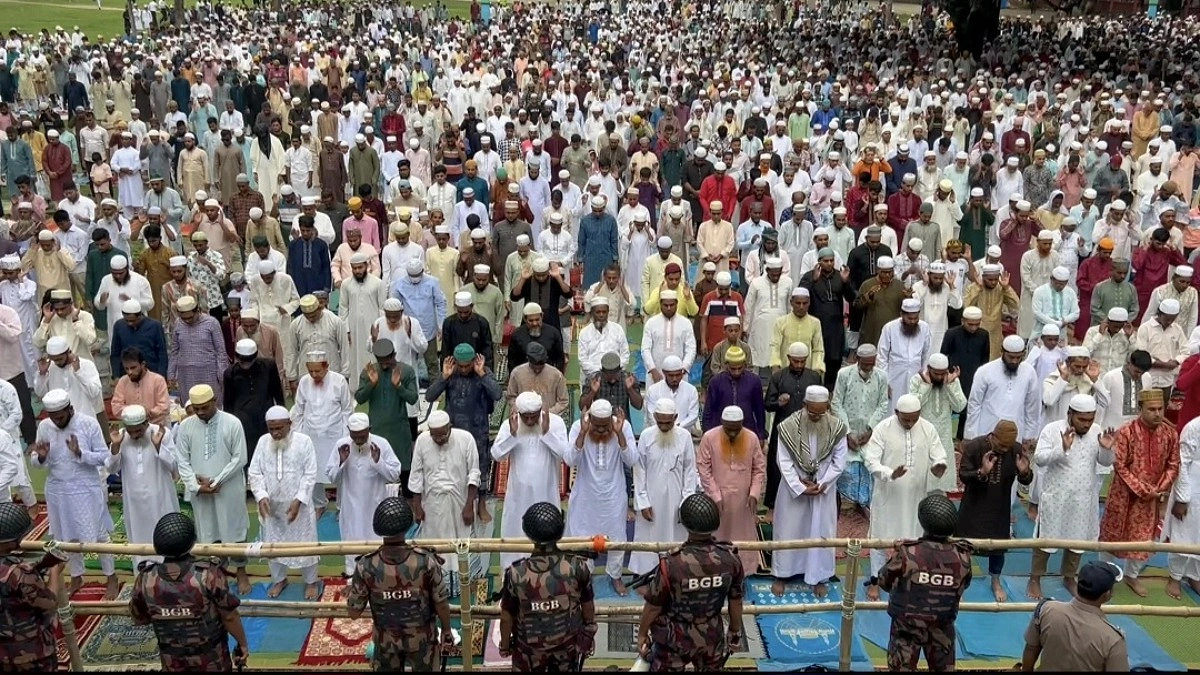 বৃষ্টি ও কাদা উপেক্ষা করে শোলাকিয়ায় ১৯৯তম ঈদুল আজহার জামাত সম্পন্ন