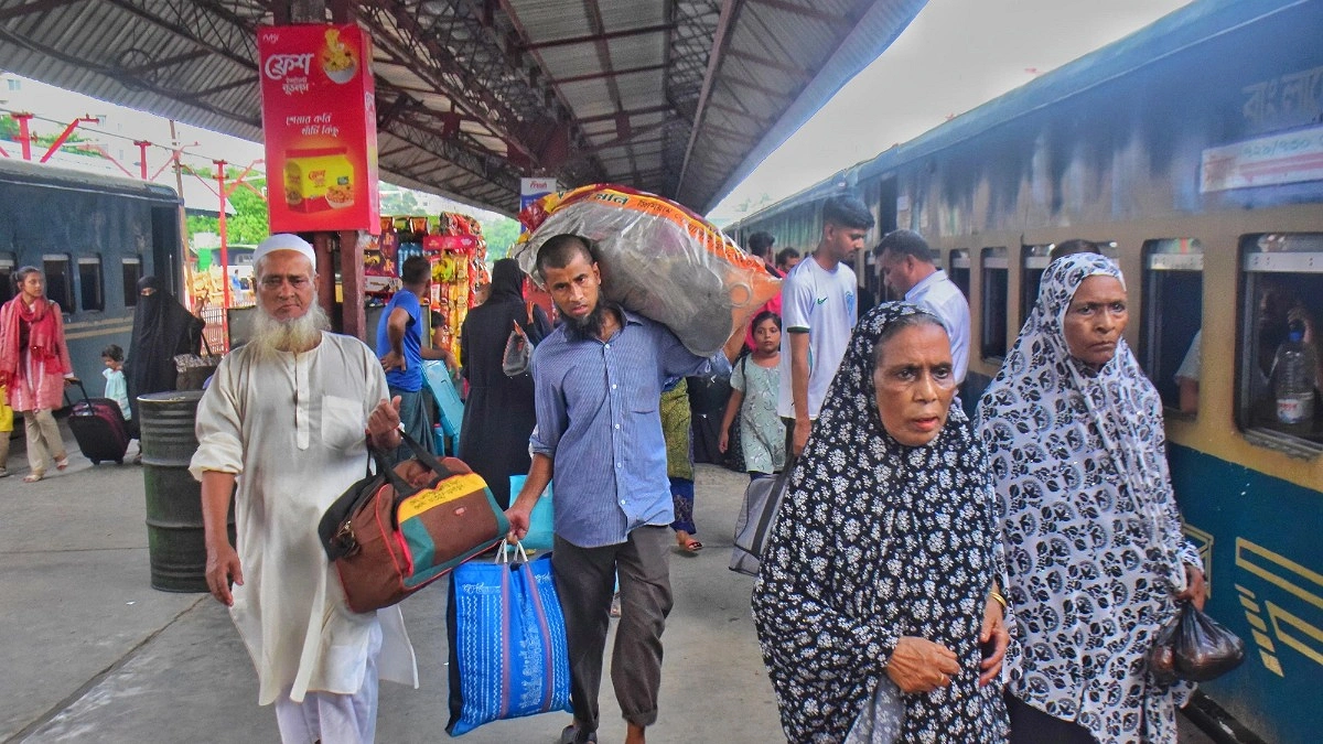 ঈদযাত্রার প্রথম দিনেই বিলম্বে ছেড়েছে ৫ ট্রেন