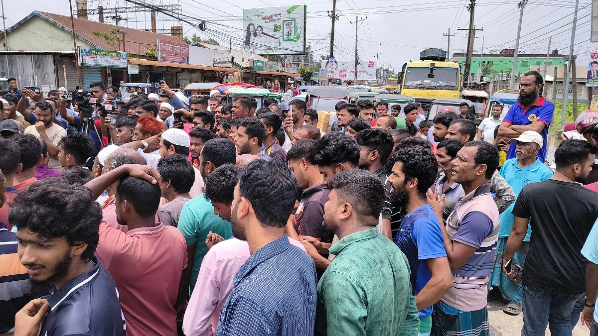 জলাবদ্ধতার প্রতিবাদে জামালপুর-টাঙ্গাইল মহাসড়ক অবরোধ