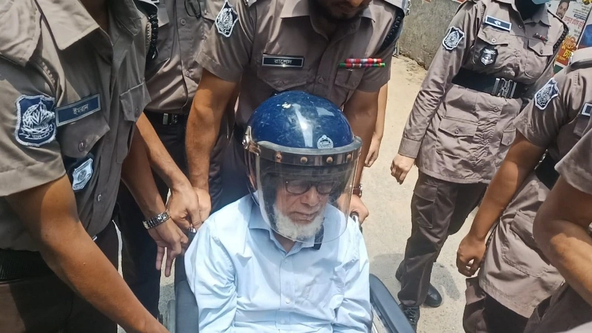হুইল চেয়ারে আদালতে সাবেক প্রধান বিচারপতি খায়রুল হক