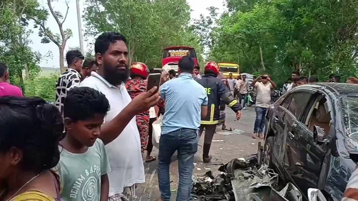 বাসের ধাক্কায় দুমড়ে-মুচড়ে গেল দুই গাড়ি, নিহত ১
