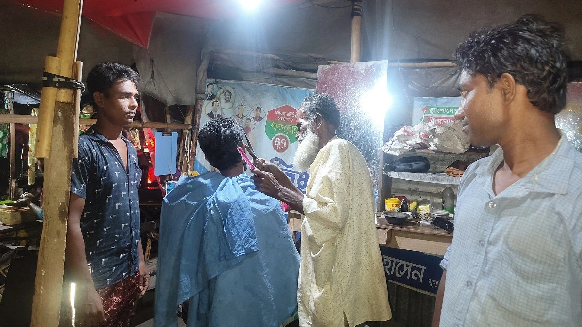 মাথার ওপর পলিথিনের ছাউনি, বৃষ্টি উপেক্ষা করেই ফুটপাতের সেলুনে ঈদের ব্যস্ততা