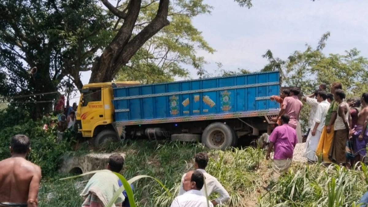 সাটুরিয়ায় পাথরবাহী ট্রাক চাপায় নিহত ৩