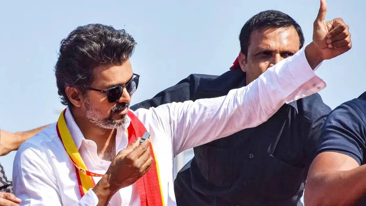 গত ৪ মে তামিলনাড়ু নির্বাচনের ফলাফল ঘোষণার পর ২৩৪ আসনের বিধানসভায় বিজয়ের দল টিভিকে ১০৮টি আসন পেয়ে একক বৃহত্তম দল হিসেবে সংখ্যাগরিষ্ঠতা অর্জন করে।