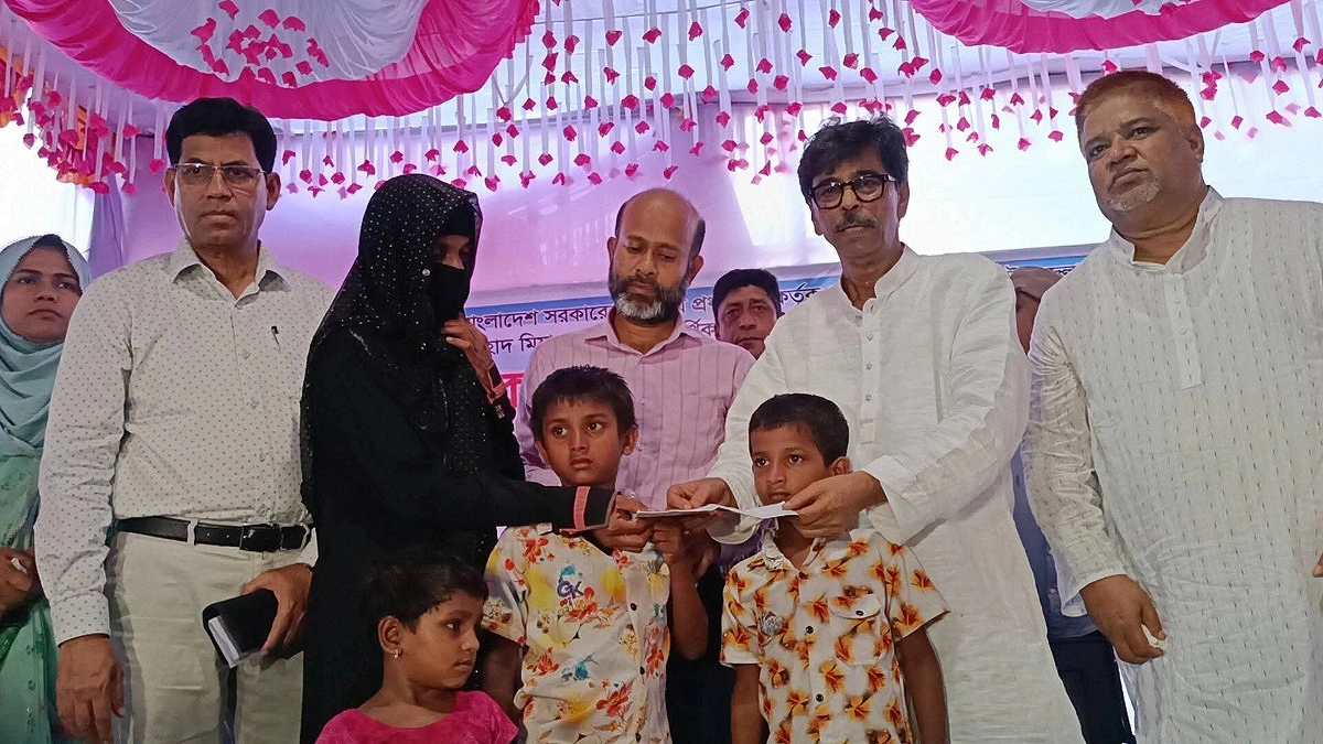 কৃষক আহাদের পরিবারকে ২ লাখ টাকার সহায়তা