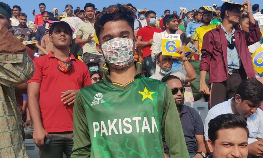 খেলাটা হচ্ছে নিজ দেশের বিপক্ষে, কিন্তু তারা পাকিস্তান সমর্থক।