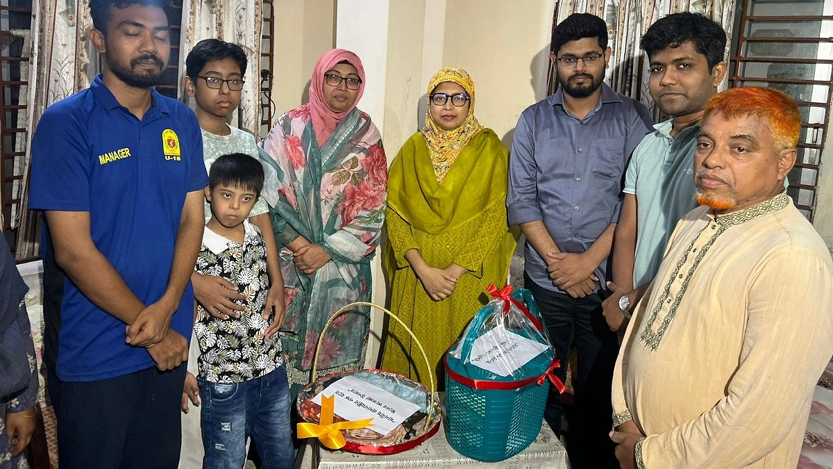 সাইডলাইনের সেই শিক্ষিকাকে প্রধানমন্ত্রীর শুভেচ্ছা উপহার