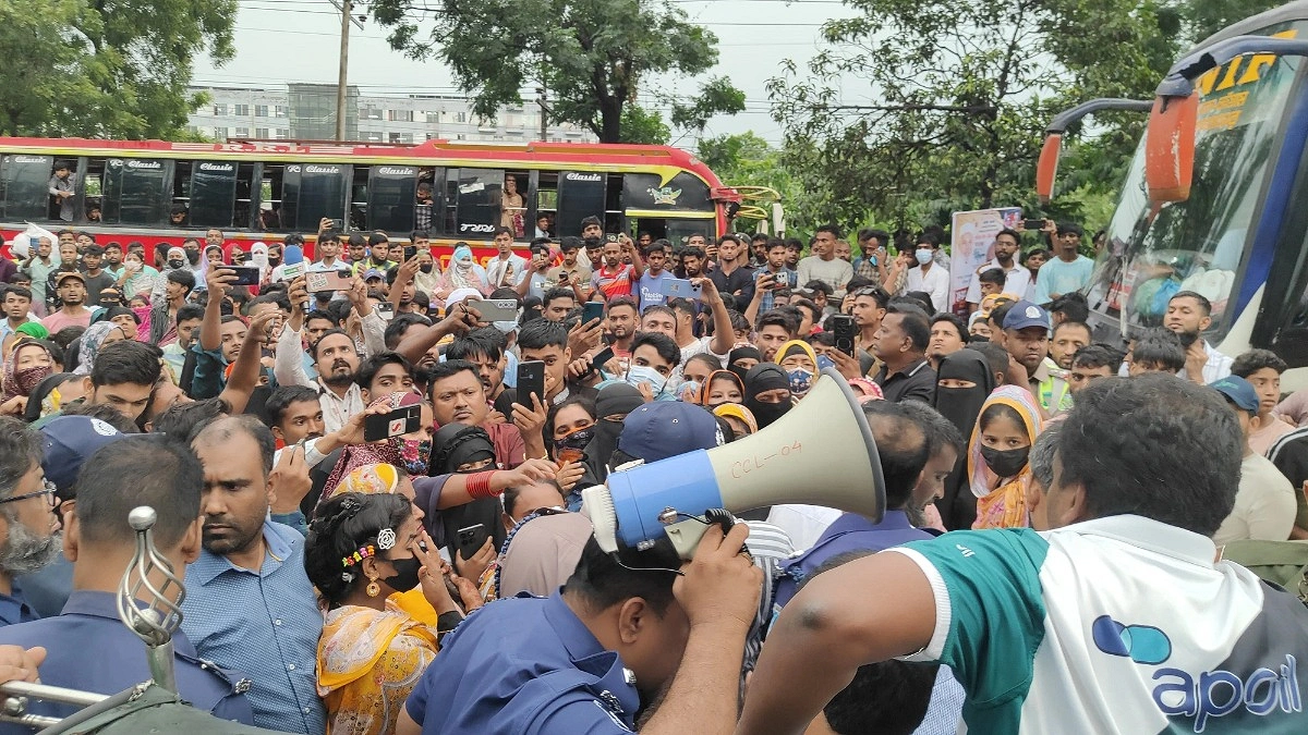 বকেয়া বেতন ও ঈদ বোনাসের দাবিতে পোশাক শ্রমিকদের মহাসড়ক অবরোধ