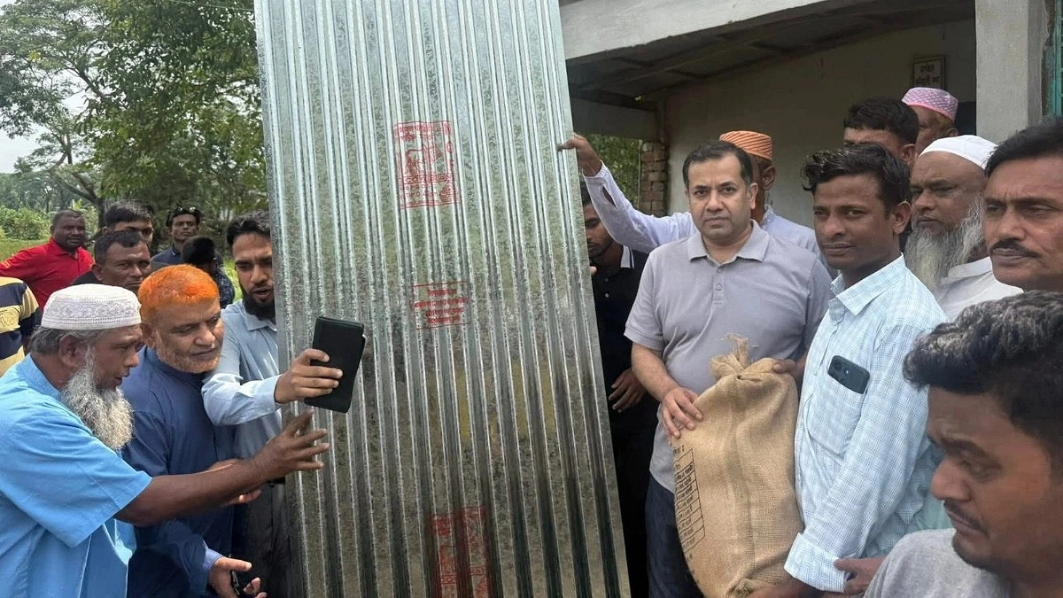 নান্দাইলে ঝড়ে ক্ষতিগ্রস্তদের পাশে তথ্য প্রতিমন্ত্রী