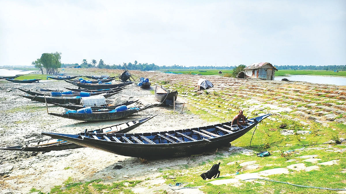 আজও আশ্রয় সরকারি বাঁধ