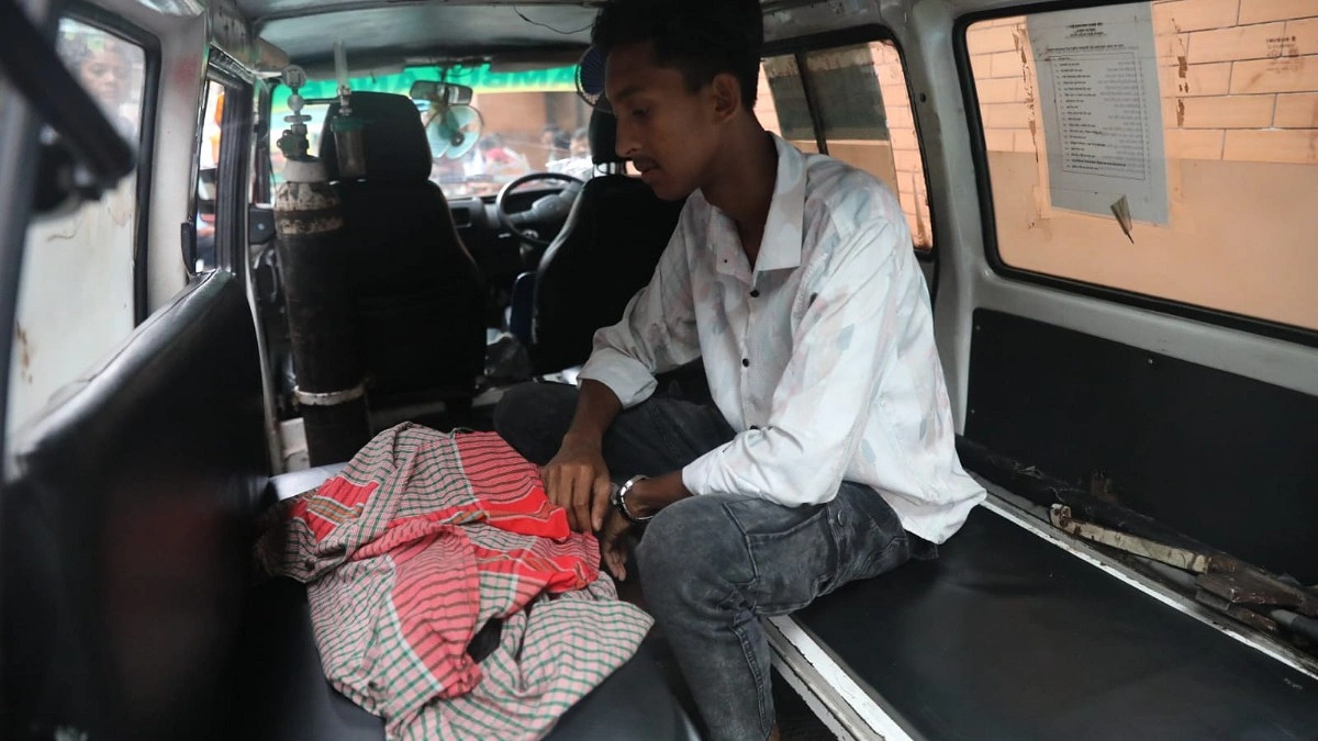 যে কোলে আদর পাওয়ার কথা ছিল, সেই কোলেই নিথর হয়ে ফিরল নবজাতক। বাবার বুকের এই ভার কোনো ভাষায় প্রকাশ করার নয়।